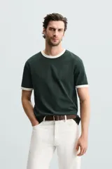 Camiseta azul marino de corte regular, con cuello redondo y mangas cortas. Presenta ribete blanco en cuello y mangas.