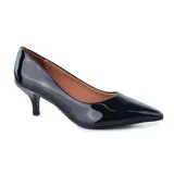 Zapato de vestir Korium de charol negro, con punta fina y taco kitten heel.