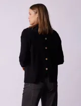 Cardigan tejido negro, marca Vila Milano, con botones aplicados en la espalda.