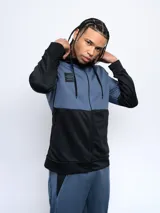 Campera Umbro con capucha, de french terry con cortes y cambio de color en azul y negro. Cierre frontal completo y logo estampado en el pecho.