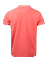 Remera polo color salmón de piqué de algodón orgánico, corte regular, con cuello clásico y tapeta de dos botones.