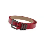 Cinturón rojo charol con hebilla metálica rectangular color peltre y tres apliques metálicos rectangulares.