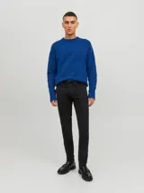 Jean negro de corte slim fit, con tiro bajo, rodilla ajustada y abertura de pierna ceñida. Diseño clásico de cinco bolsillos y cierre con botón.