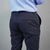 Pantalón de gabardina color beige, corte slim fit.