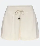 Short de viscosa color crudo, con cintura alta elástica y cordón de ajuste.