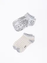Pack de dos pares de medias tobilleras con puño gris. Un par es blanco con estampado animal print en tonos grises y negros. El otro par es blanco con rayas horizontales finas color marrón.