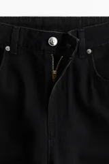 Pantalón de jean negro de corte ancho, tiro alto y largo cropped.
