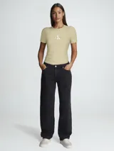 Remera slim color beige con cuello redondo y logotipo bordado de Calvin Klein.