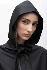 Capucha deportiva negra ajustable confeccionada en microfibra repelente al agua, con tiras para atar.