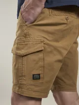 Bermuda de gabardina negra con bolsillos cargo laterales y corte recto.