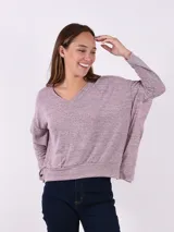 Buzo de color gris melange con escote en V y diseño holgado.