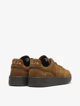 Championes Veja modelo V-90, color marrón, confeccionados en gamuza con logo lateral en forma de "V" y suela de goma.