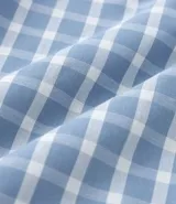 Calzoncillo boxer de tela tricolina con estampa de cuadros azules y blancos, cintura elástica con logo de la marca.