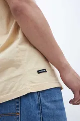 Remera negra de algodón, de corte recto y manga corta.