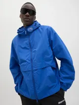Campera azul de nylon con capucha, cierre frontal con cremallera, bolsillos delanteros y puños elásticos.