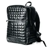 Mochila negra con diseño acolchado en forma de cuadrillé y cierre de cremallera.