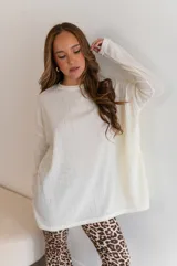 Buzo negro de viscosa, de corte amplio y mangas largas.