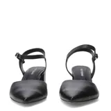 Zapato de cuero negro con punta fina, taco cuadrado y tobillera con hebilla.