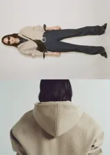 Chaqueta beige con capucha, cierre frontal con cremallera, puños y cintura elásticos.
