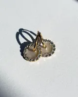 Par de aros dorados con dije circular de resina color terracota con glitter y borde de strass.