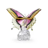 Mariposa decorativa de cristal con 726 facetas, adornada con 34 cristales flatback, en tonos multicolor y detalles dorados.