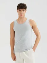 Musculosa básica de hombre, corte slim, color azul oscuro.