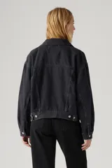 Campera de jean Levi's modelo 90s Trucker, color negro gastado, con cuello clásico, cierre frontal con botones metálicos, bolsillos con solapa en el pecho y corte holgado.
