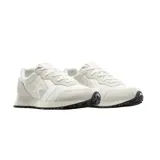 Championes Converse Omega Trainer OX color blanco, inspirados en el calzado de running de los años 80, con capellada de ante y mesh, entresuela de EVA ligera y suela de goma con patrón Chevron.