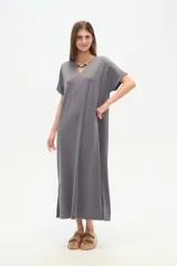 Vestido midi gris con cuello en V, mangas cortas y corte holgado.