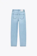 Pantalón de jean negro de corte recto, tiro alto y largo tobillero.