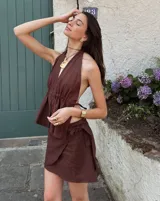 Collar con dije grande de bronce con forma de ostra y cordón de algodón ajustable color gris.