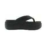 Sandalia marrón de plataforma, con tira entre los dedos y plataforma de 5 cm.