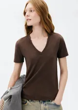 Remera gris de corte clásico, con cuello en V y mangas cortas.