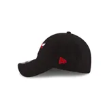 Gorra negra con logo bordado de los Chicago Bulls en rojo y blanco.