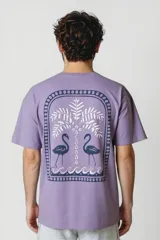 Remera violeta de corte recto con cuello redondo y estampado pequeño en el pecho con diseño de dos flamencos.
