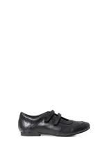Chatas de cuero color negro, con punta redondeada y doble tira con velcro en el empeine.