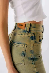Pantalón de jean celeste de corte recto con aberturas en el ruedo.