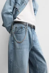 Pantalón de jean celeste con efecto lavado, corte amplio tipo baggy y cinco bolsillos.