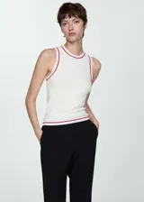 Musculosa blanca de punto fino con terminaciones en contraste color rojo, cuello redondo y diseño entallado.