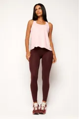 Musculosa celeste de corte holgado, con espalda deportiva y logo estampado en el lateral inferior.