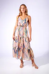 Vestido largo con tirantes finos y falda en capas. Estampado artístico multicolor en tonos metálicos.
