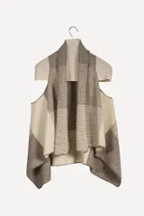 Chaleco largo sin mangas con cuello volcado y diseño geométrico en tonos beige, marrón y gris. Tejido en lana con terminaciones en crochet.