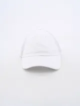 Gorro de béisbol blanco con paneles traseros de malla.