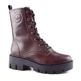 Bota de caña media color marrón, con cordones negros y suela de plataforma track.