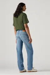 Pantalón de jean celeste, corte recto, tiro medio, con bolsillos delanteros y traseros.