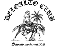 Remera roja de manga corta y calce ajustado (baby tee) con cuello redondo. Presenta un estampado frontal en celeste que incluye el texto "DELOALTO CLUB", una figura femenina con cola de sirena montando a caballo, una palmera y el texto "Deloalto mvdeo est. 2015".