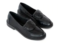 Mocasines negros de cuero con detalle acolchado en la parte superior.