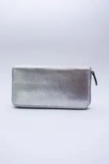 Billetera marrón con estampado de piel de serpiente, cierre perimetral, múltiples ranuras para tarjetas, documentos y billetes, y bolsillo interior con cierre para monedas.