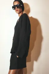 Shorts de tiro medio confeccionados en lino blanco, con cintura elástica y bolsillos laterales ocultos.