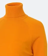 Blusa de punto color blanco, con cuello alto, manga larga y diseño liso.